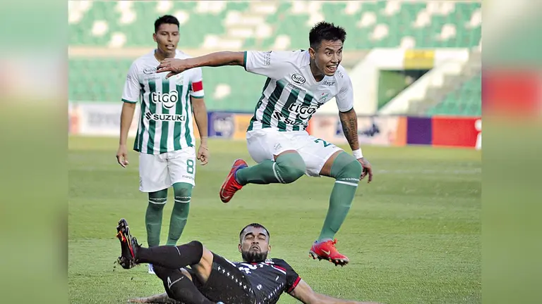 El jugador de Oriente, en acción ofensiva. APG