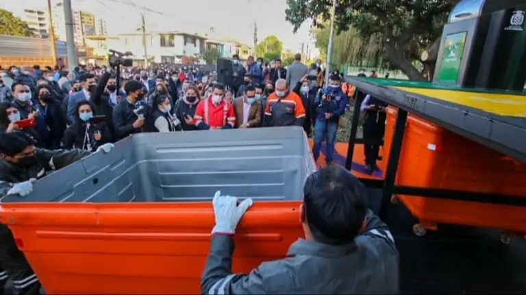 La inauguraci&oacute;n del basurero soterrado en el. Parque Lincoln, este martes. ALCALD&Iacute;A DE COCHABAMBA