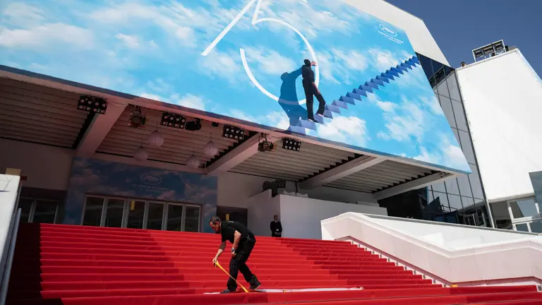 Personal de staff prepara la alfombra roja de Cannes.        EFE