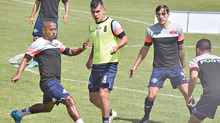 Los jugadores de Wilster realizan una sesión de fútbol en el &ldquo;hangar rojo&rdquo;. DICO SOLÍS