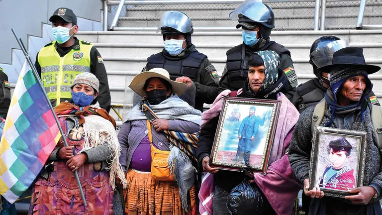 La vigilia de familiares y víctimas de masacres de Sacaba y Senkata. APG