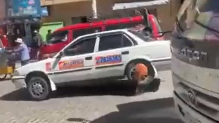 Veh&iacute;culo engrapado en El Alto. CAPTURA DE VIDEO