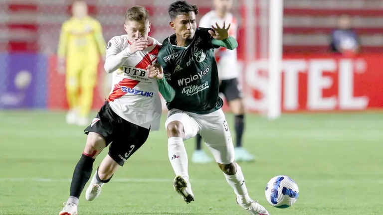Alejandro Saúl Chumacero (i), de Always Ready, disputa un balón con Edgard Camargo de Cali, el 28 de abril de 2022, en un partido de la Copa Libertadores. EFE