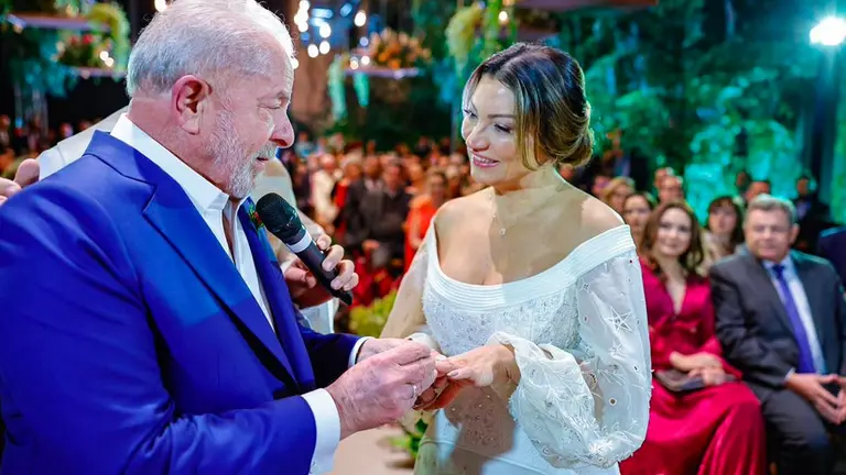 Lula, cuando se cas&oacute; con la socióloga Rosângela da Silva en una ceremonia íntima. Twitter Lula