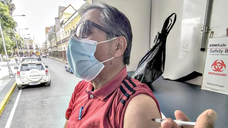 Una persona recibe una dosis de la vacuna anticovid. DICO SOLÍS