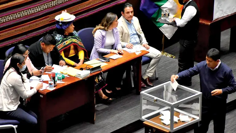 El proceso de sufragio en la Asamblea, ayer. APG