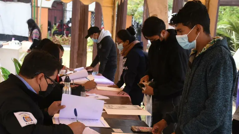Los postulantes para la Guardia Municipal, este jueves en oficinas municipales. DICO SOL&Iacute;S