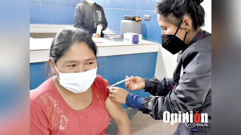 Una mujer recibe una vacuna contra el coronavirus. DICO SOLÍS