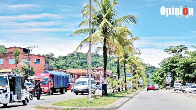 Vehículos circulan por una carretera principal que atraviesa Villa Tunari. ARCHIVO