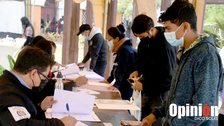 Los postulantes para la Guardia Municipal, este jueves en oficinas municipales. DICO SOLÍS
