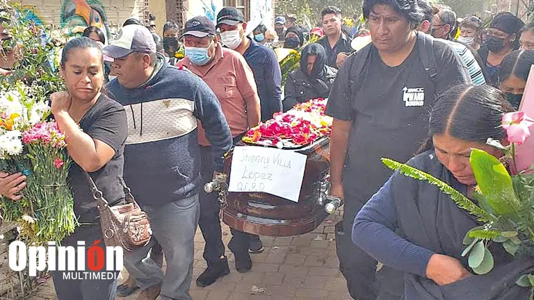 Familiares, vecinos y amigos despiden a Jhenny V.L., víctima de feminicidio. RICARDO CRUZ
