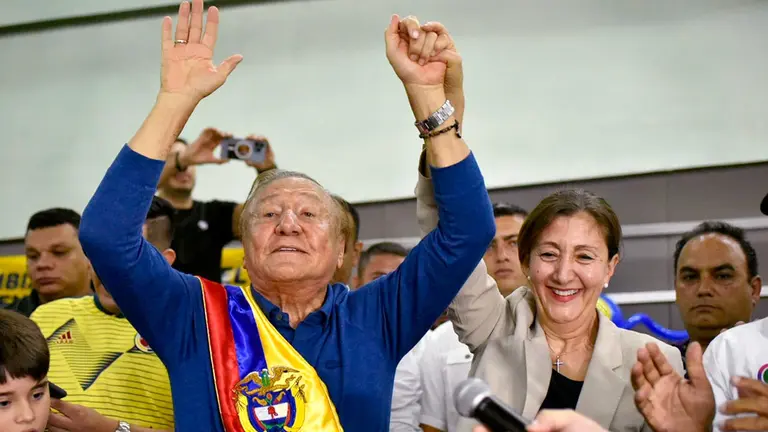 El candidato a la presidencia de Colombia Rodolfo Hernández levanta sus brazos junto a Íngrid Betancourt, candidata presidencial hasta este viernes, durante un acto de campaña en la ciudad de Barranquilla. EFE