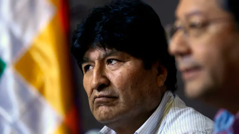 El expresidente Evo Morales (i), en compa&ntilde;&iacute;a del mandatario del pa&iacute;s, Luis Arce. ARCHIVO