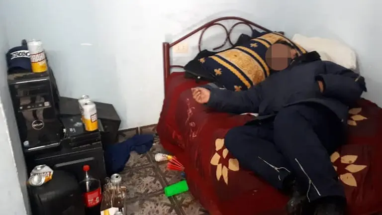 El funcionario municipal, durmiendo, aparentemente tras haber bebido. ERBOL