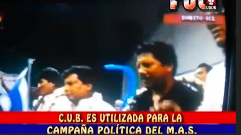 Imagen de video muestra a Max Mendoza en un mitin pol&iacute;tico.