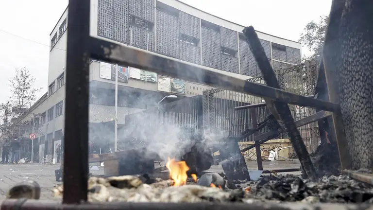 Vista exterior del Instituto Nacional, uno de los principales centros educativos del país, donde hoy tuvo lugar un incendio, en Santiago. EFE