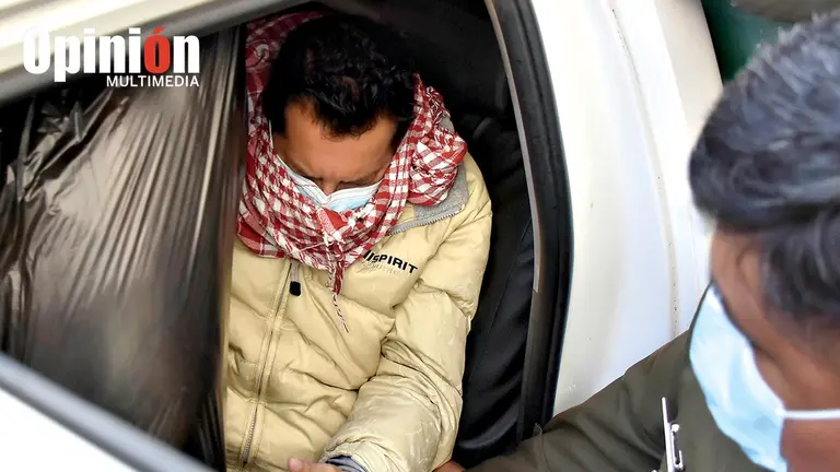 El dirigente universitario Max Mendoza, tras su traslado de Cochabamba a La Paz. APG