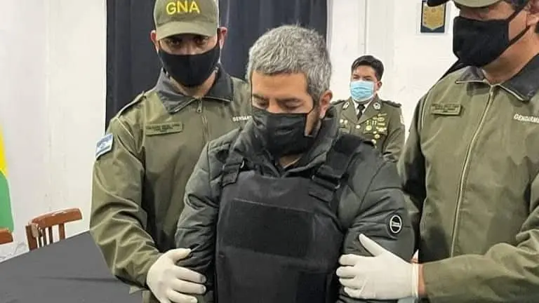 El se&ntilde;alado por el feminicidio de Pamela, Oswil, en el momento en que es entregado por los gendarmes de Argentina. POLIC&Iacute;A BOLIVIANA