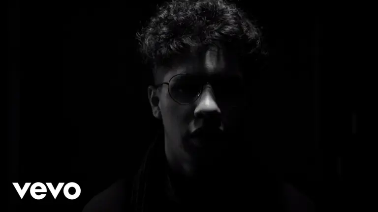 Lev&iacute; Gabriel en el videoclip de "Pensarte".              VEVO
