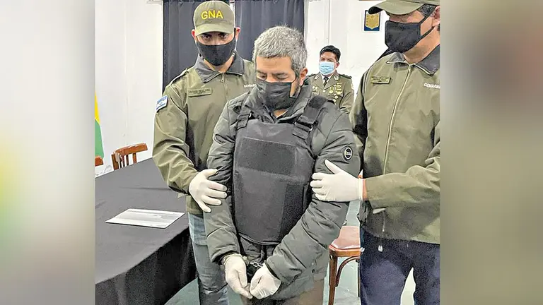 Oswil Josué Fhillco M., presunto feminicida de Pamela R., es entregado en Argentina a la Policía Boliviana. FACEBOOK EDUARDO DEL CASTILLO