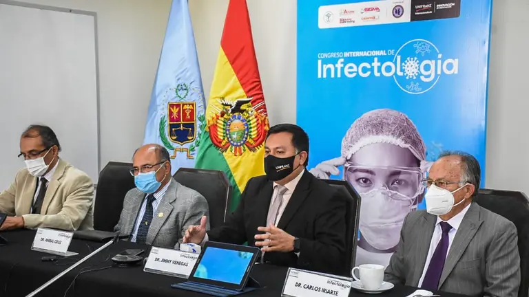 Antonio López, Aníbal Cruz, Jimmy Venegas y Carlos Iriarte informan sobre el Congreso Internacional de Infectología que durará hasta el viernes. DICO SOLÍS