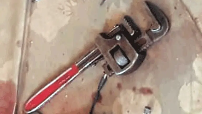 La llave Stillson que fue hallada en la escena del crimen. CORTES&Iacute;A