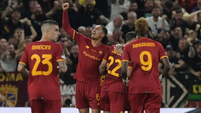 Jugadores de la Roma festejan el gol de la consagración en la Conference League, tras vencer al Feyenord. Facebook AS Roma