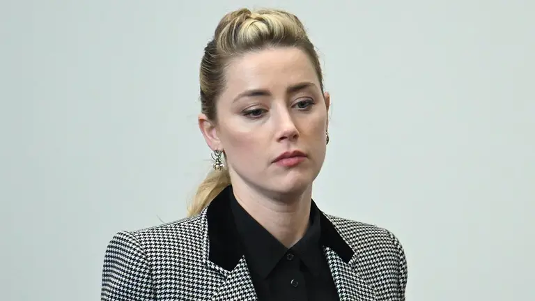 La actriz Amber Heard asiste al juicio de la demanda por difamación de Depp contra Heard en el Tribunal de Circuito del Condado de Fairfax, Virginia. EFE