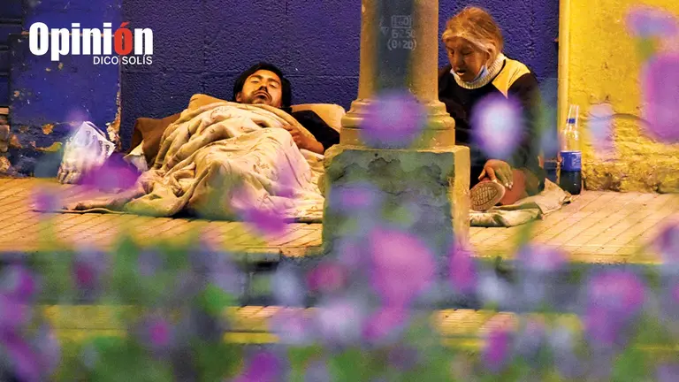 Dos mendigos descansan en la acera oeste de la plaza 14 de Septiembre. DICO SOLÍS