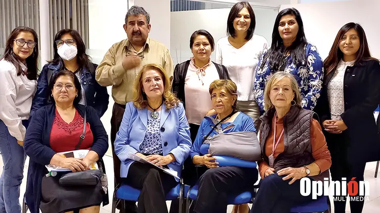 Parte de la directiva del nuevo Comité Cívico Femenino de Cochabamba. COMITÉ CÍVICO FEMENINO