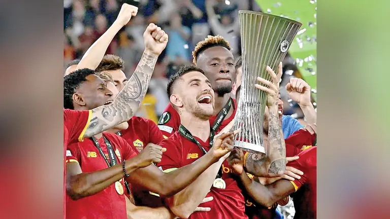 Los jugadores de Roma celebran el título de la Liga Conferencia. EUROPACNFLEAGUE