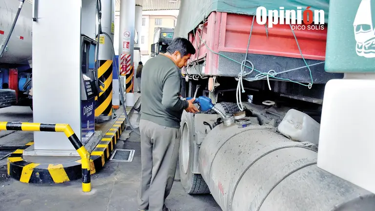 Un transportista carga su tanque de diésel, en Cochabamba. DICO SOLÍS