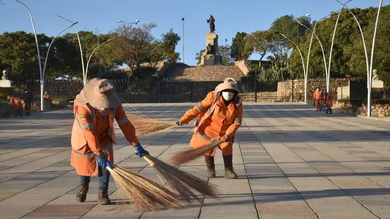 El trabajo de personal municipal en la Colina de San Sebasti&aacute;n, en d&iacute;as recientes. NO&Eacute; PORTUGAL
