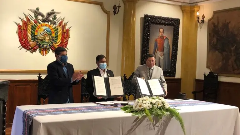 El gobernador Humberto S&aacute;nchez (c) y Luis Oporto (d) ense&ntilde;an el contrato firmado.          OPINI&Oacute;N