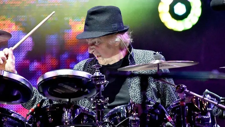 El baterista de Yes, Alan White.         BBC