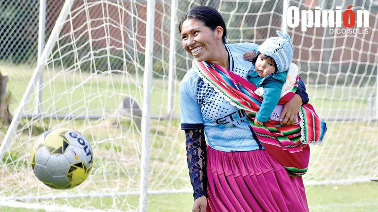Rita Nina, una mujer futbolista hincha de Aurora, con su bebé.  DICO SOLÍS