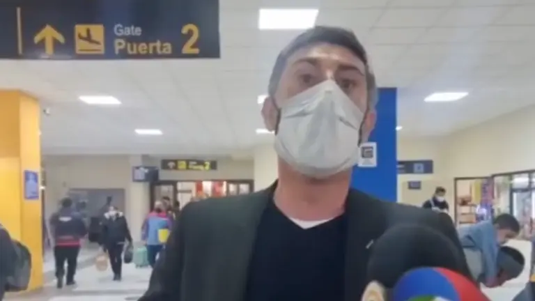 Momento en que Cristian Díaz, técnico de The Strongest, recrimina a un hincha en el aeropuerto de El Alto tras la llegada del Tigre desde Asunción, Paraguay. Captura de video