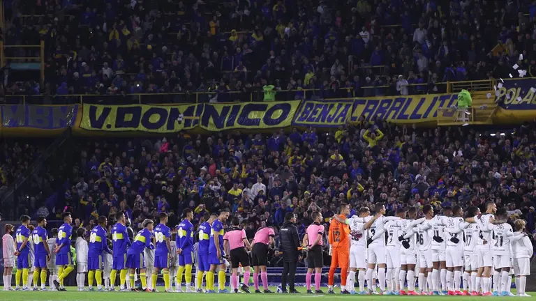 Jugadores de Boca Juniors y de Deportivo Cali en formación, durante un partido de la Copa Libertadores, en el estadio La Bombonera en Buenos Aires (Argentina), este 26 de mayo de 2022. EFE