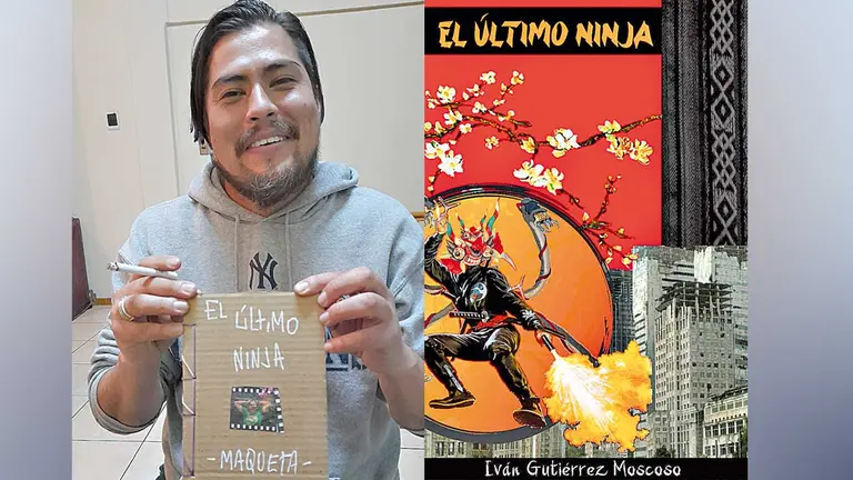 El escritor Iván Gutiérrez con la maqueta de &ldquo;El último ninja&rdquo; (i) y La portada de &ldquo;El último ninja&rdquo; de Sarahí Torrez (d). ELECTRODEPENDIENTE
