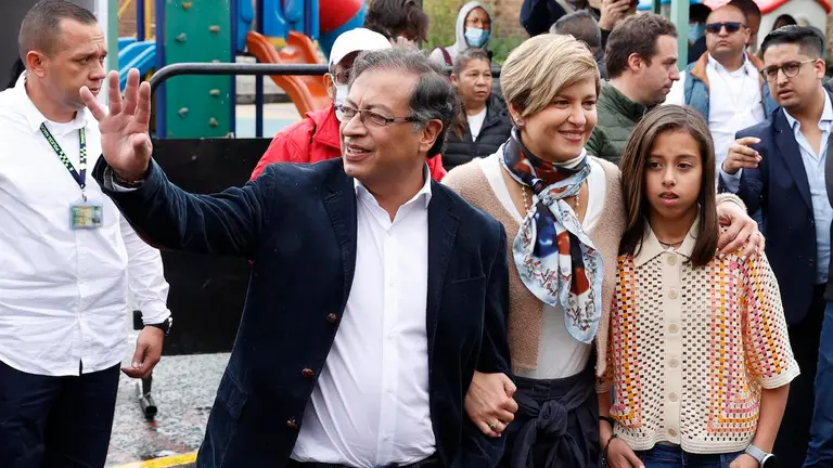 El candidato a la presidencia de Colombia por la Coalici&oacute;n Pacto Hist&oacute;rico, Gustavo Petro (i), saluda hoy, en un centro de votaci&oacute;n acompa&ntilde;ado por su familia en Bogot&aacute; (Colombia). EFE/Mauricio Due&ntilde;as Casta&ntilde;eda