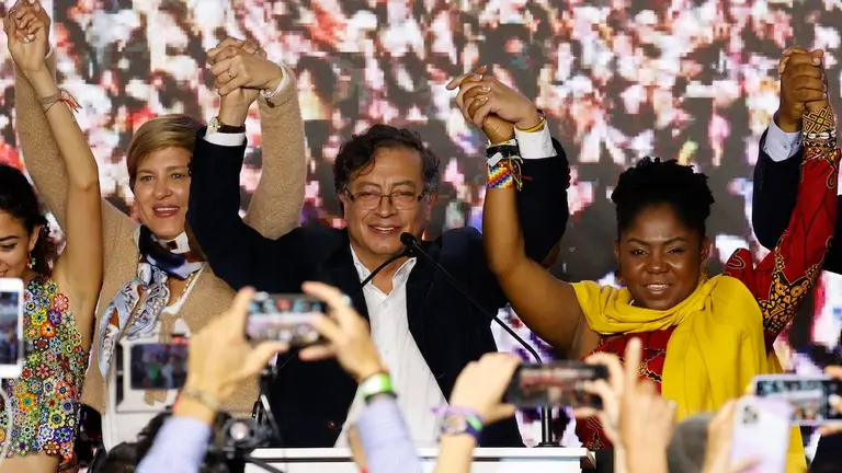 El candidato a la presidencia de Colombia Gustavo Petro (c) celebra junto a su esposa Ver&oacute;nica Alcocer (i) y su candidata a la vicepresidencia Francia M&aacute;rquez (d) hoy, al final de la jornada de elecciones para elegir presidente de Colombia para el periodo 2022-2026 en Bogot&aacute; (Colombia). EFE/Mauricio Due&ntilde;as Casta&ntilde;eda