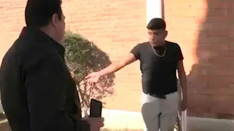 El alcalde Manfred Reyes Villa (i) interroga al j&oacute;ven que entr&oacute; a su casa. CAPTURA DE VIDEO QUILLACOLLO INFORMA