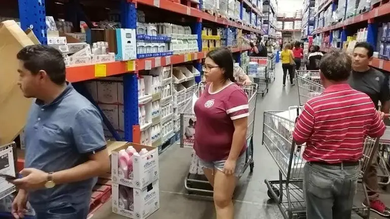Migrantes latinos en un supermercado de EEUU.