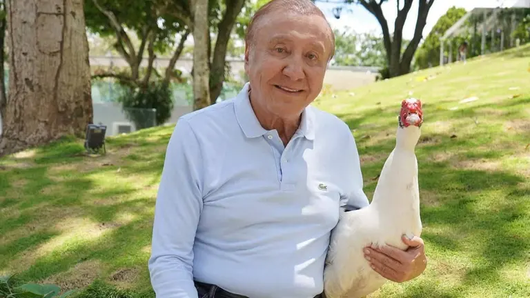 El candidato presidencial colombiano Rodolfo Hern&aacute;ndez, junto a un pato. FACEBOOK ING. RODOLFO HERN&Aacute;NDEZ SU&Aacute;REZ