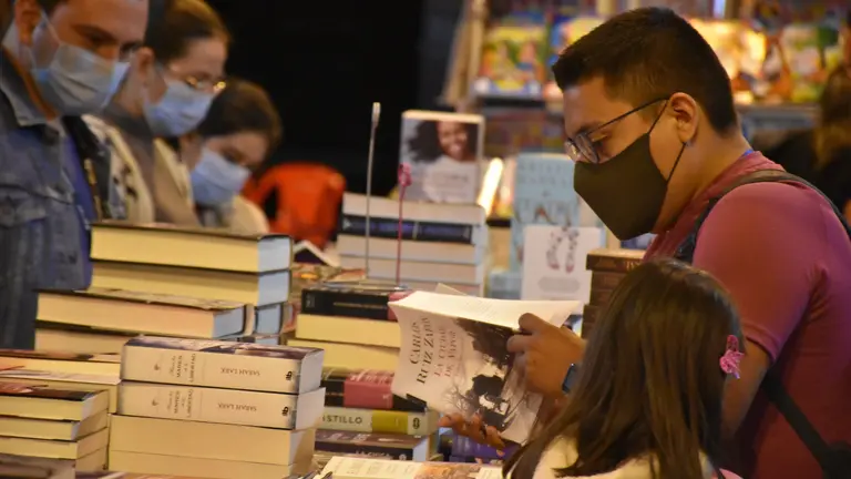 Visitantes en la edici&oacute;n pasada de la Feria del Libro de Santa Cruz.      SOUZA INFANTAS
