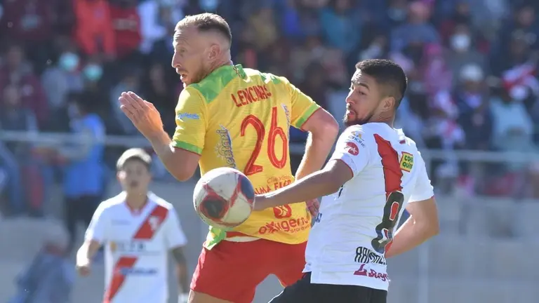 Acción del partido de ida en que Always Ready venció 2-1 a Palmaflor por los cuartos de final del Apertura. APG