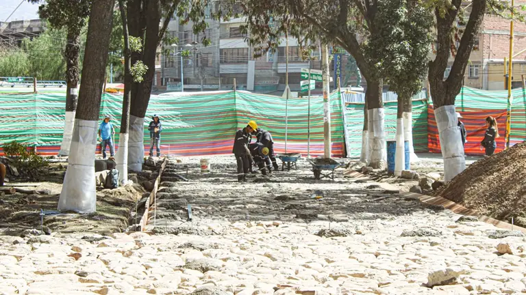 Los trabajos en la plaza Bol&iacute;var de Quillacollo. ALCALD&Iacute;A DE QUILLACOLLO