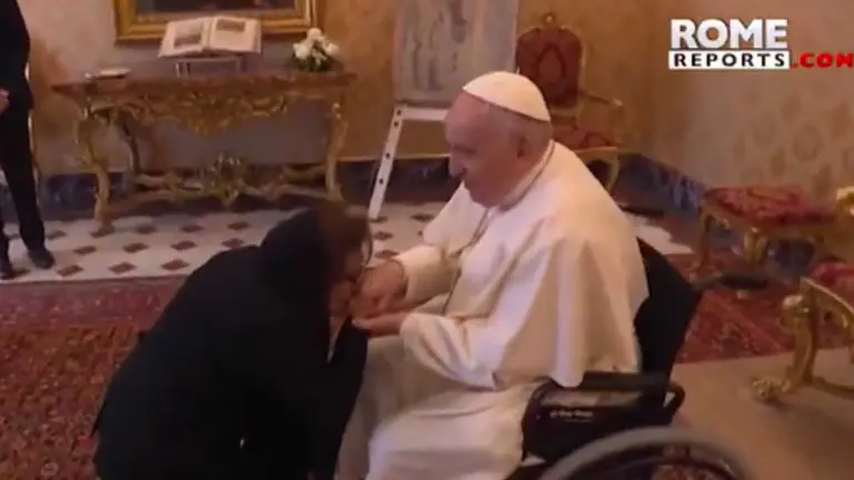 El saludo de la embajadora de Bolivia ante la Santa Sede, Teresa Subieta, al papa Francisco. CAPTURA VIDEO