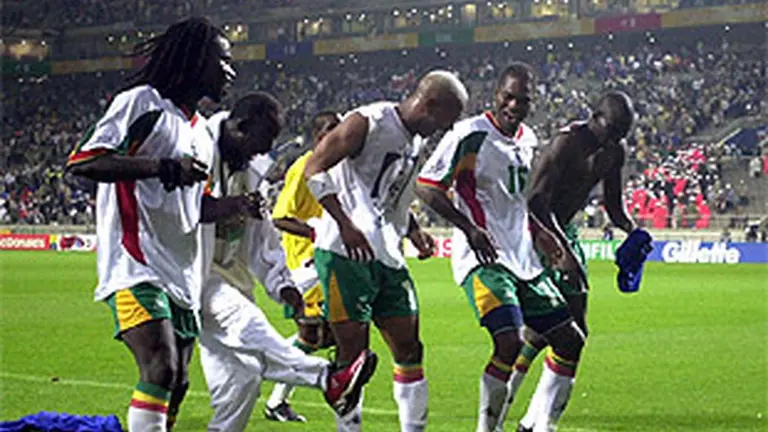 Jugadores de Senegal festejan el tanto de la victoria (0-1) ante Francia por la inauguración de Corea-Japón 2002. ARCHIVO EFE