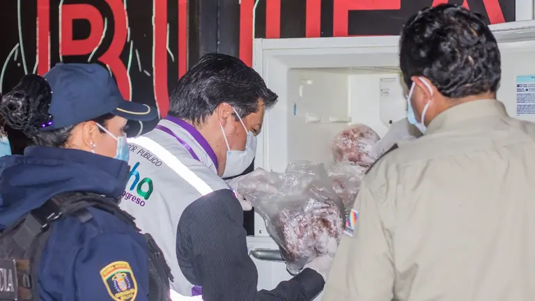 Los controles de la Intendencia en el aeropuerto Jorge Wilstermann. ALCALD&Iacute;A DE COCHABAMBA